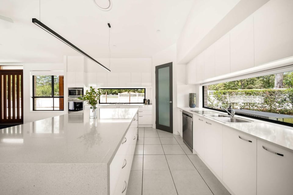 Kitchen or kitchenette, dishwasher, oven