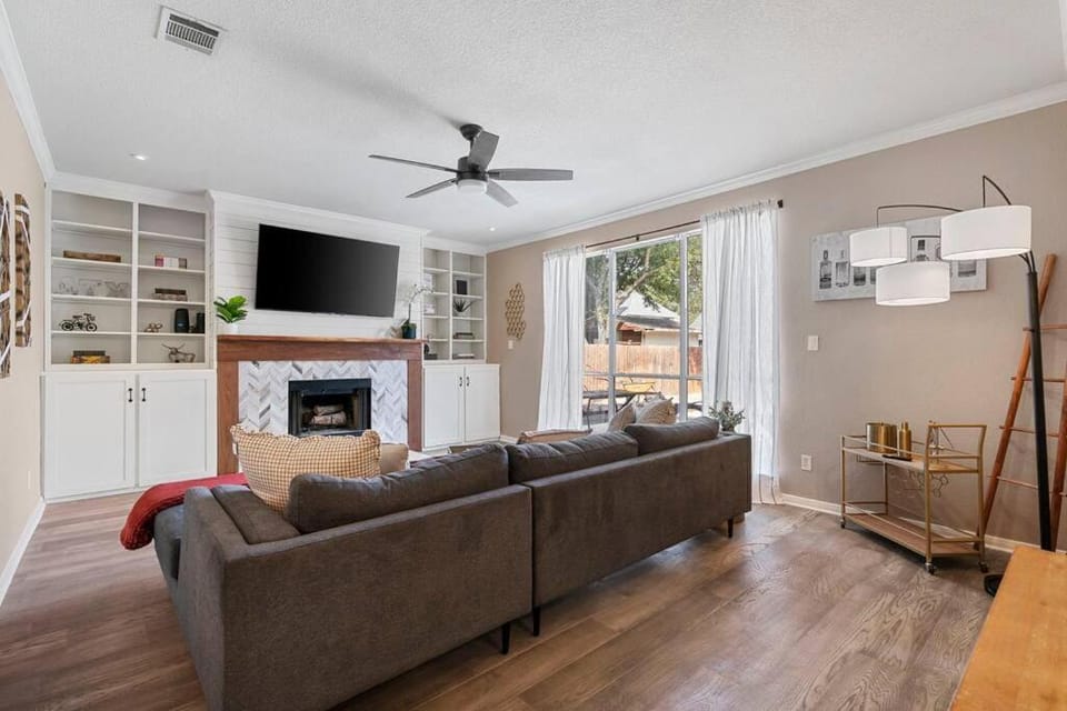 Sun Filled Home W Gorgeous Pool HotTub Gameroom House in Round Rock