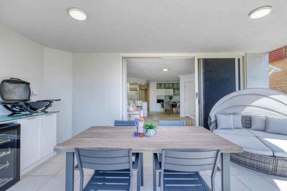 Patio, BBQ facilities, Seating area, Dining area