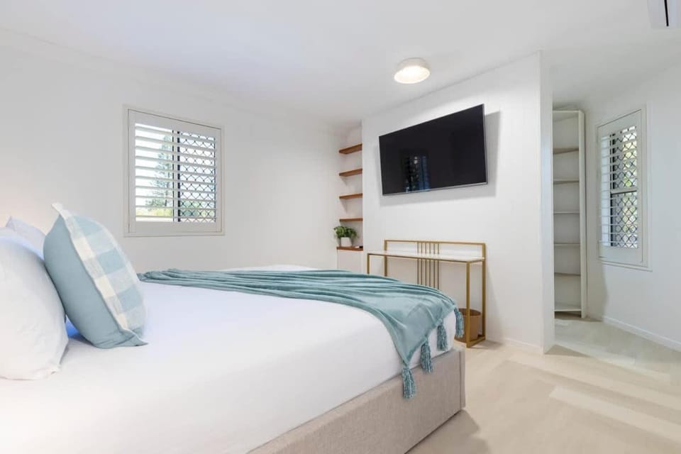 Bed, TV and multimedia, Photo of the whole room, Bedroom