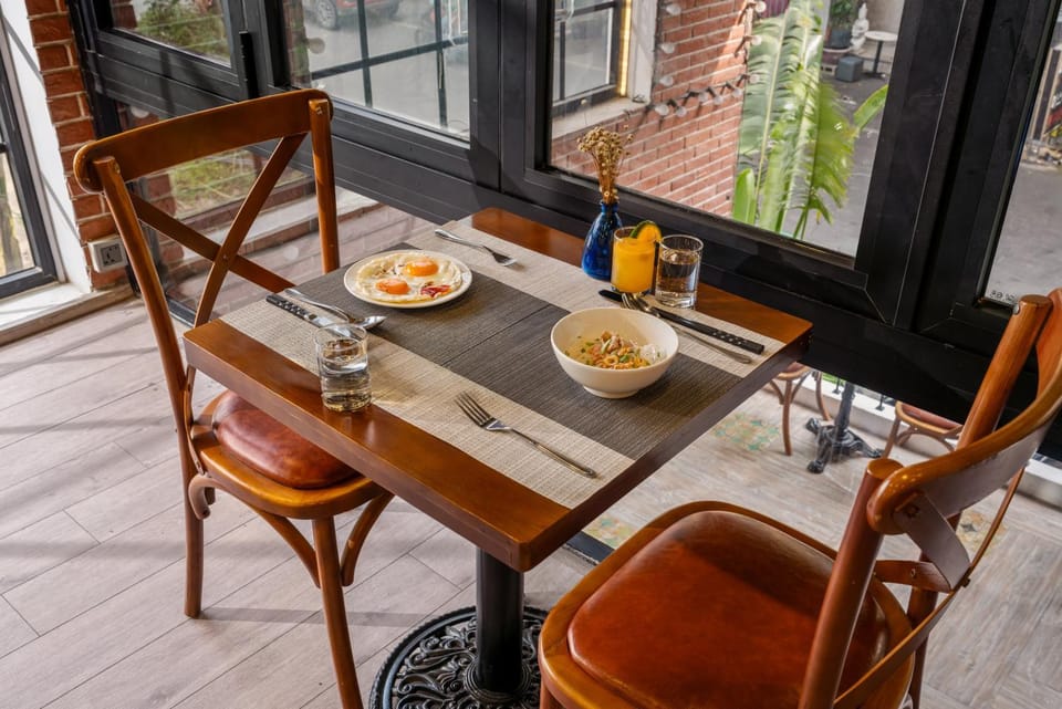 Living room, Food and drinks, Seating area, Dining area, Food, Breakfast, Drinks