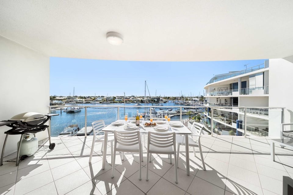 Patio, Balcony/Terrace, Seating area, Dining area, Lake view, River view