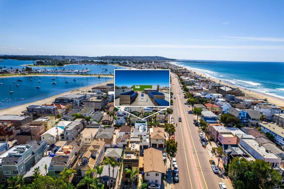 Ocean Bay Views with Private Rooftop Hot Tub House in Mission Beach