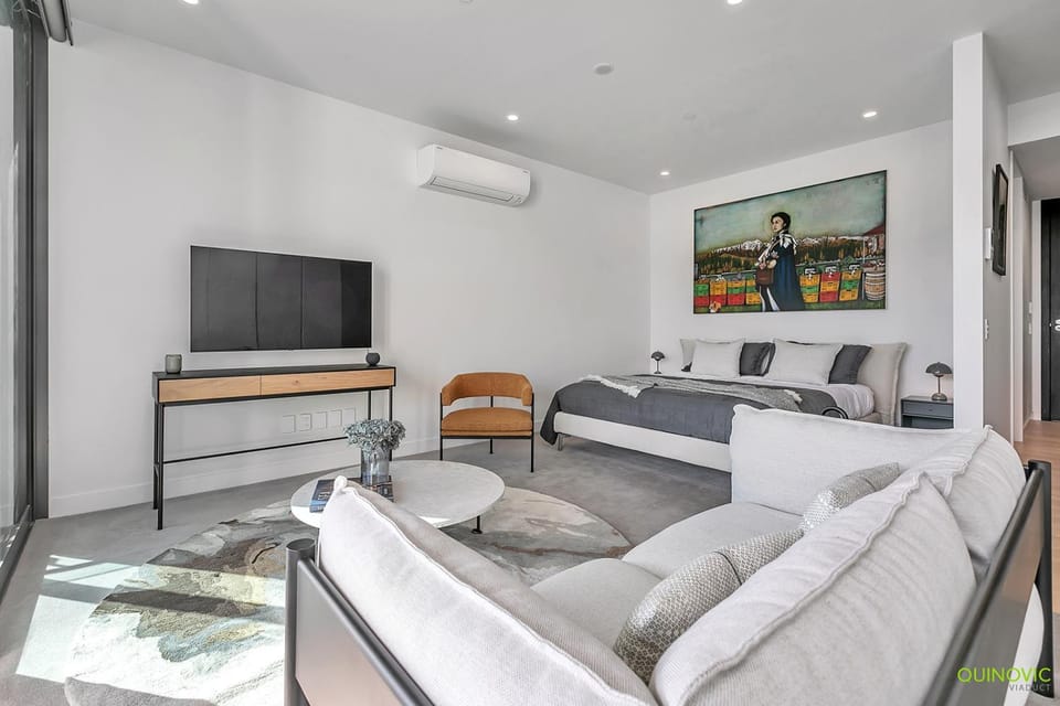 Bed, TV and multimedia, Living room, Seating area, Bedroom, air conditioner