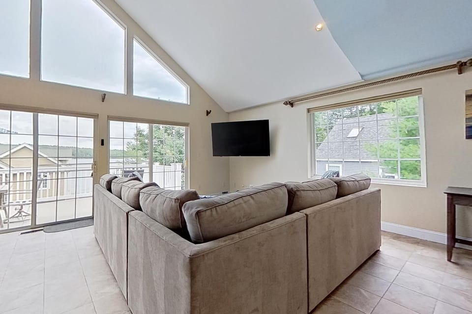 Leaward Shores Guesthouse House in Moultonborough