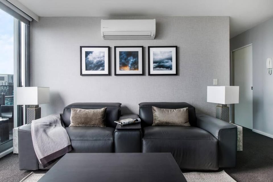 The Skysill - A Sleek Inner city Sanctuary with Pool Apartment in Southbank