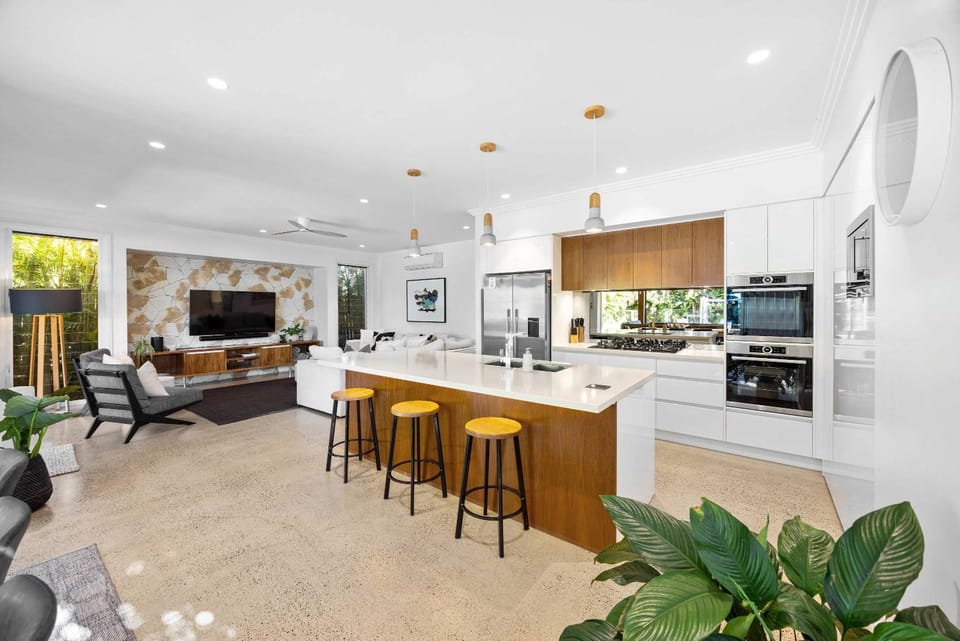 Kitchen or kitchenette, Seating area, dishwasher, oven, stove, toaster