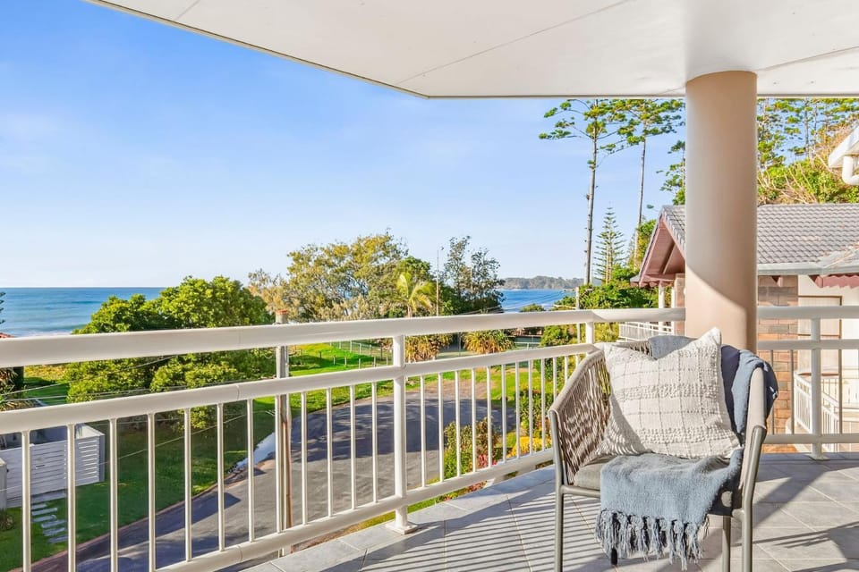 Beachside Manor House in Sapphire Beach