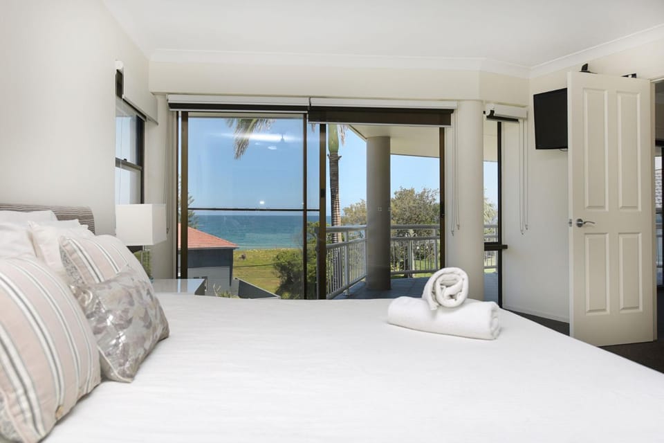 Beachside Manor House in Sapphire Beach