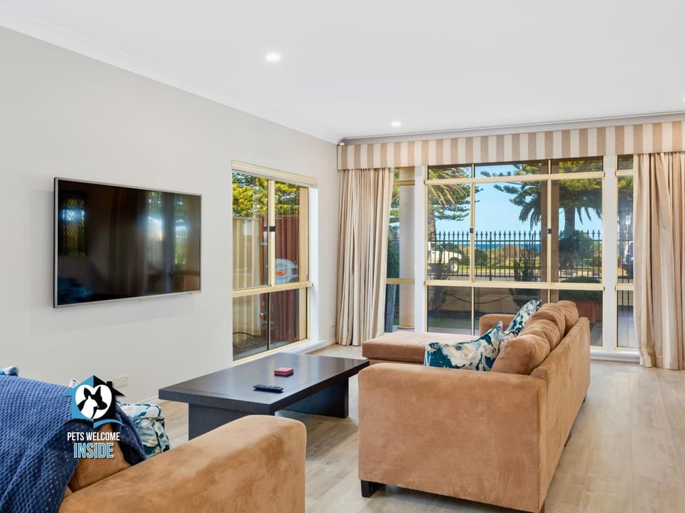 Communal lounge/ TV room, TV and multimedia, Living room, Decorative detail, Decorative detail, Seating area, Sea view, Sea view, Family