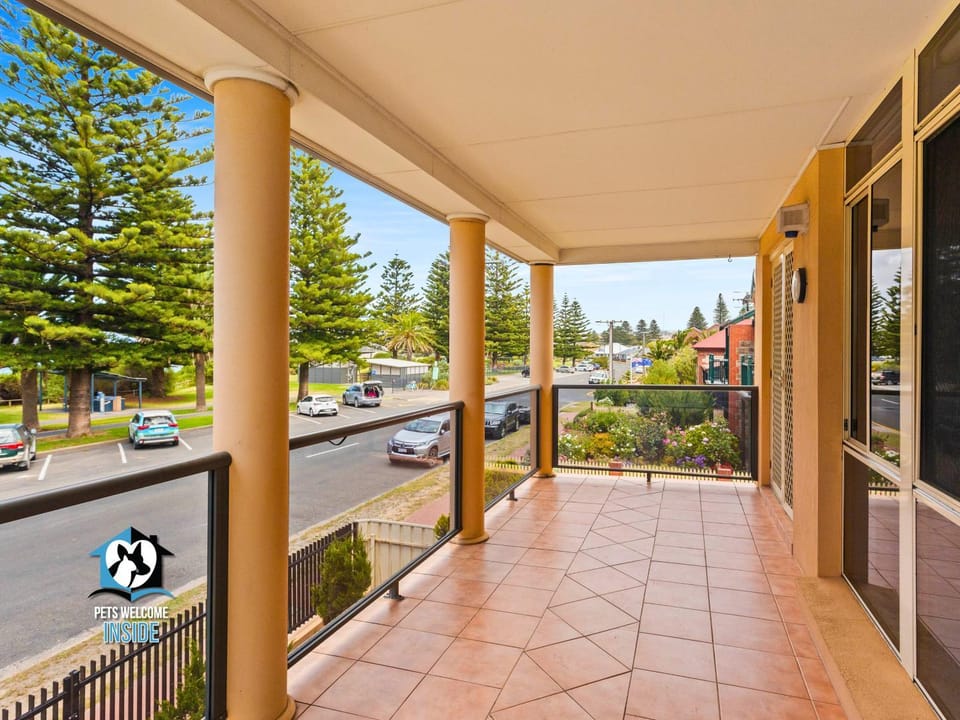 Property building, Neighbourhood, View (from property/room), Balcony/Terrace, Sea view, Street view, Sunrise, Sunset, Parking