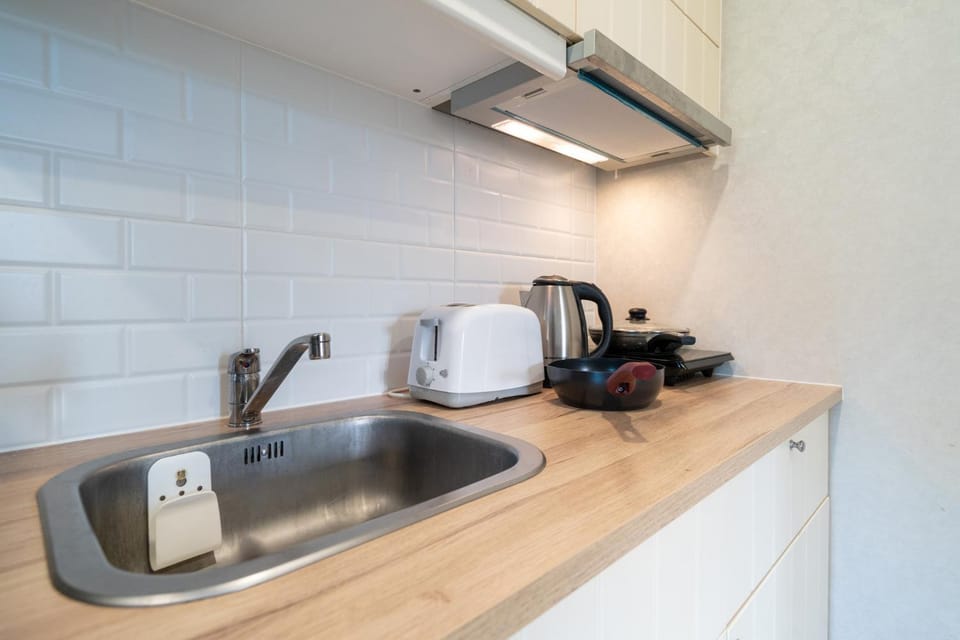 Coffee/tea facilities, Kitchen or kitchenette, stove, toaster