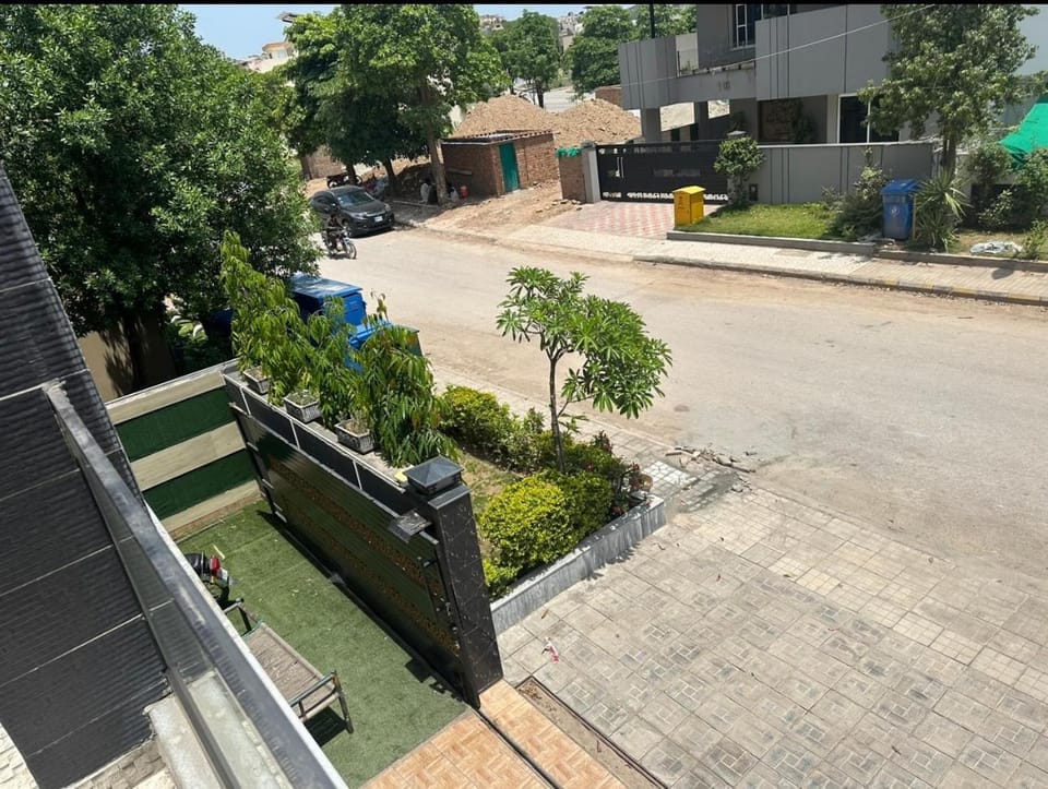 MJS Entire New Designer House, 5 BR, 13 bed, 2 living, reclining sofas, Italian kitchen, 6 bath, garage, side garden at prime location of Bahria Town, Islamabad Villa in Islamabad
