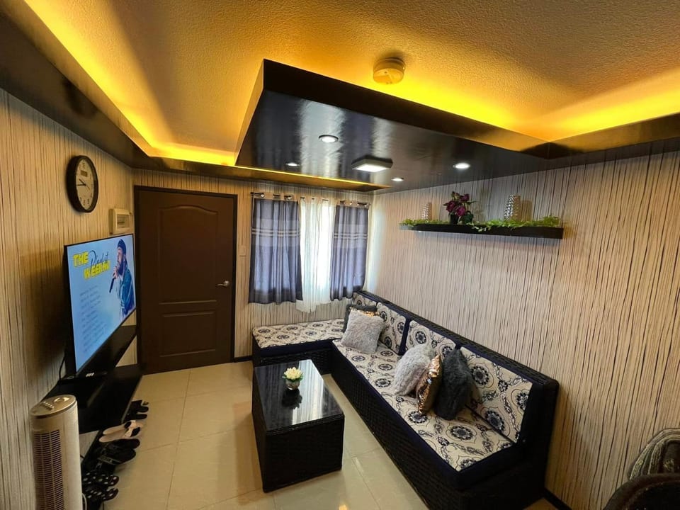 Communal lounge/ TV room, TV and multimedia, Living room, Seating area, Evening entertainment
