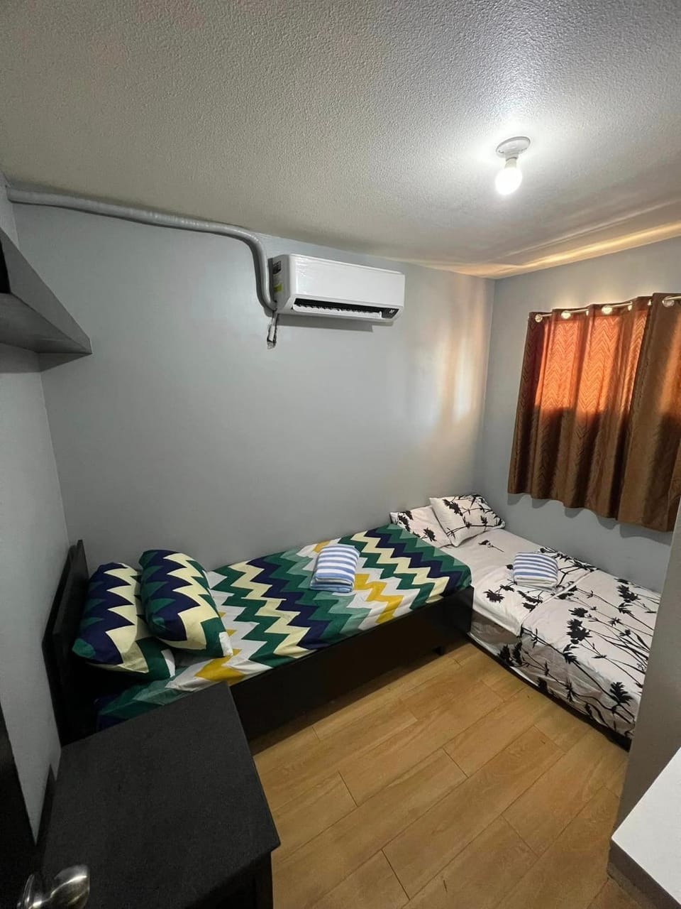 Bed, TV and multimedia, Living room, Photo of the whole room, Seating area, Bedroom, air conditioner