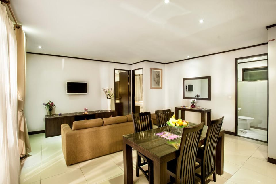 TV and multimedia, Living room, Seating area, Dining area