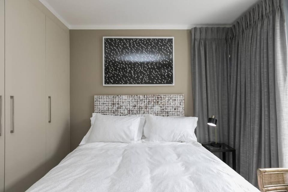 Business traveler LuxRoom 20Mb WiFi 2km 2 gautrain Apartment in Johannesburg
