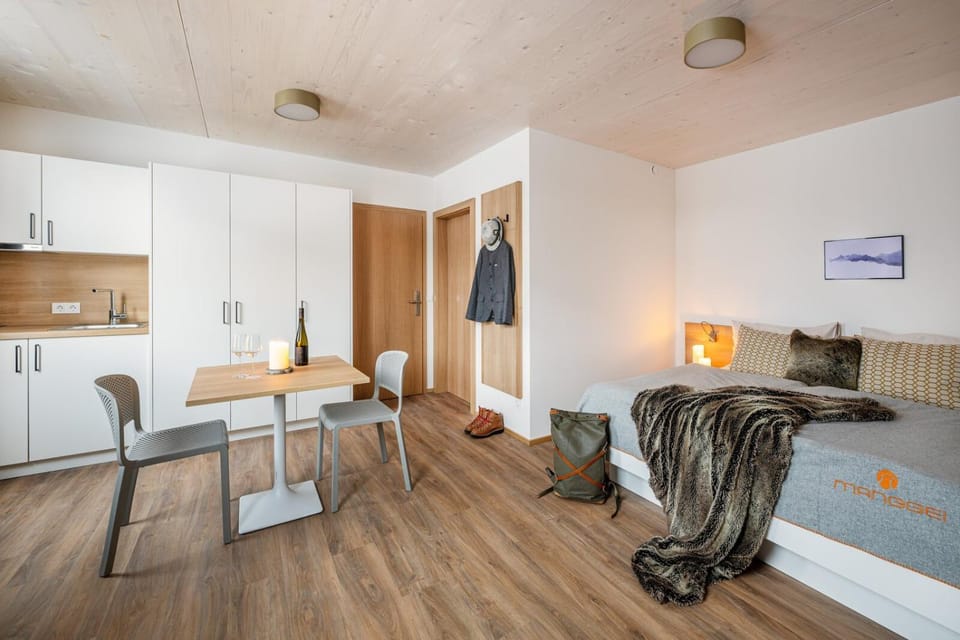 Bed, Kitchen or kitchenette, Photo of the whole room, Seating area, Bedroom