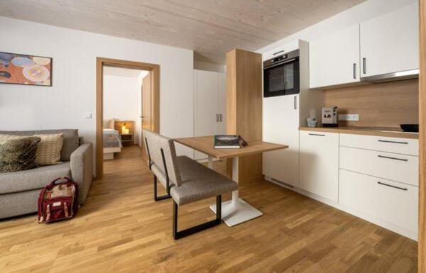 TV and multimedia, Kitchen or kitchenette, Living room, Seating area, Dining area, stove