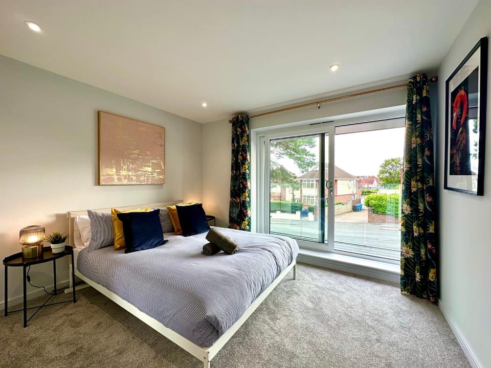 Brand New 4 Bedroom House -Sleeps 9 - Free Parking - Great Location - Fast WiFi - Smart TV - Close to Poole & Bournemouth & Sandbanks House in Poole