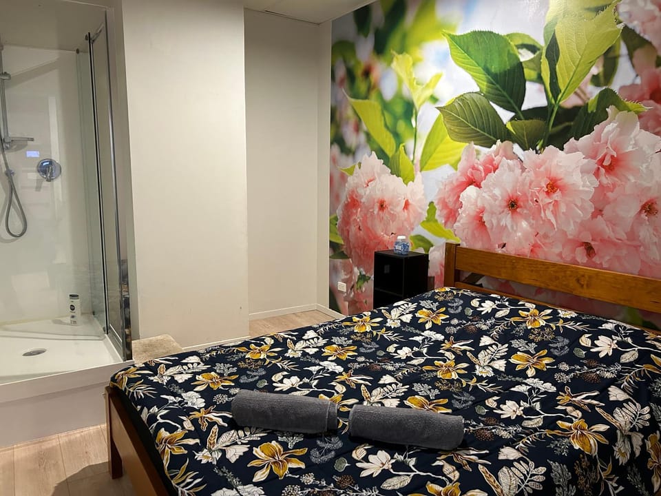 Shower, Bed, Photo of the whole room, Bedroom, towels