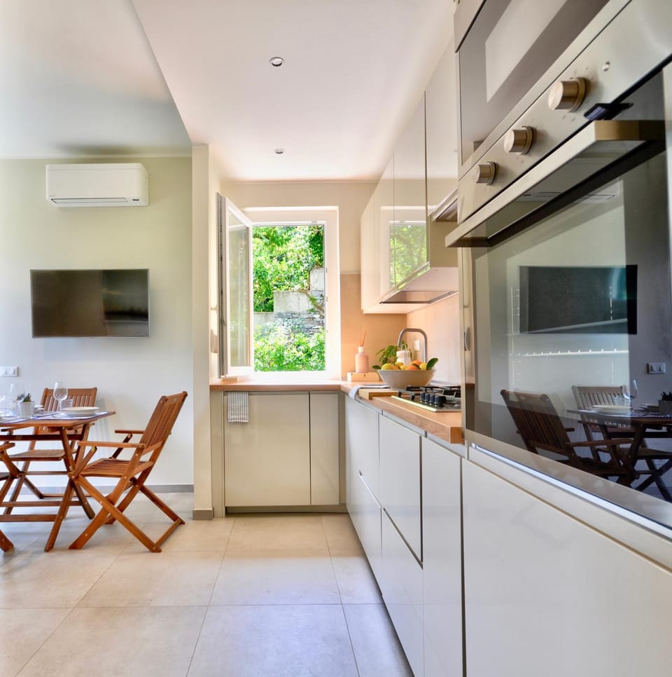 Kitchen or kitchenette, Dining area, dishwasher, oven, stove