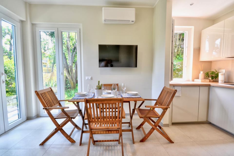 TV and multimedia, Seating area, Dining area, air conditioner