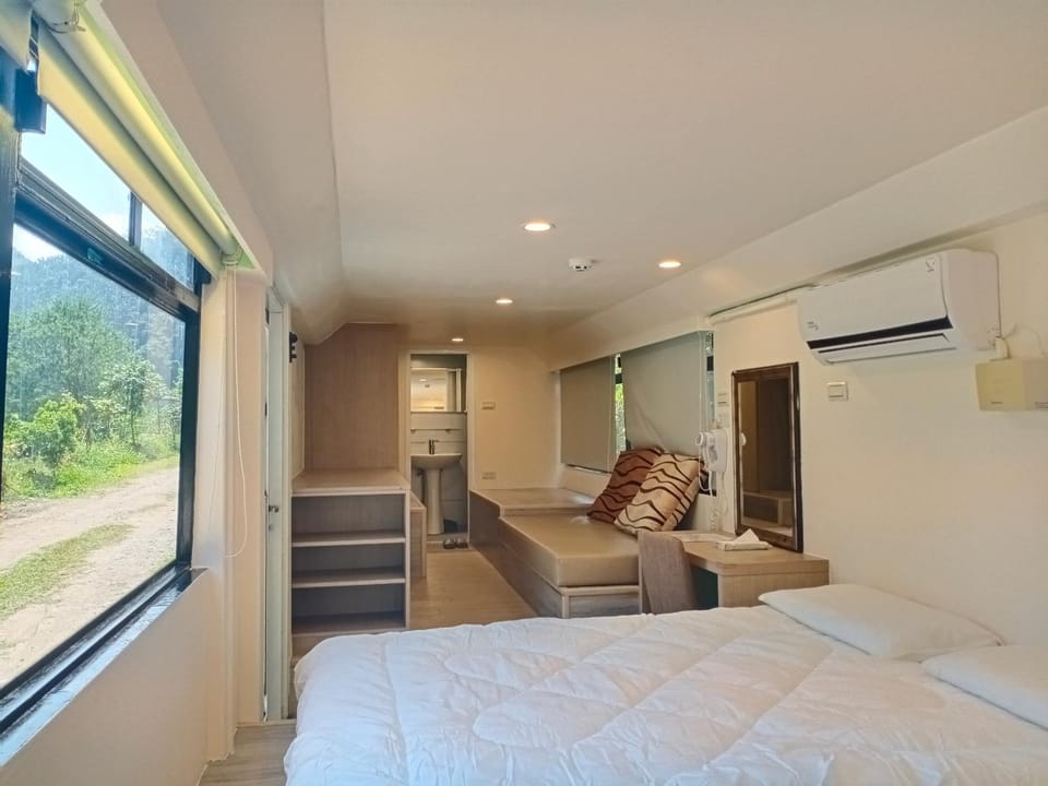 Natural landscape, Photo of the whole room, Seating area