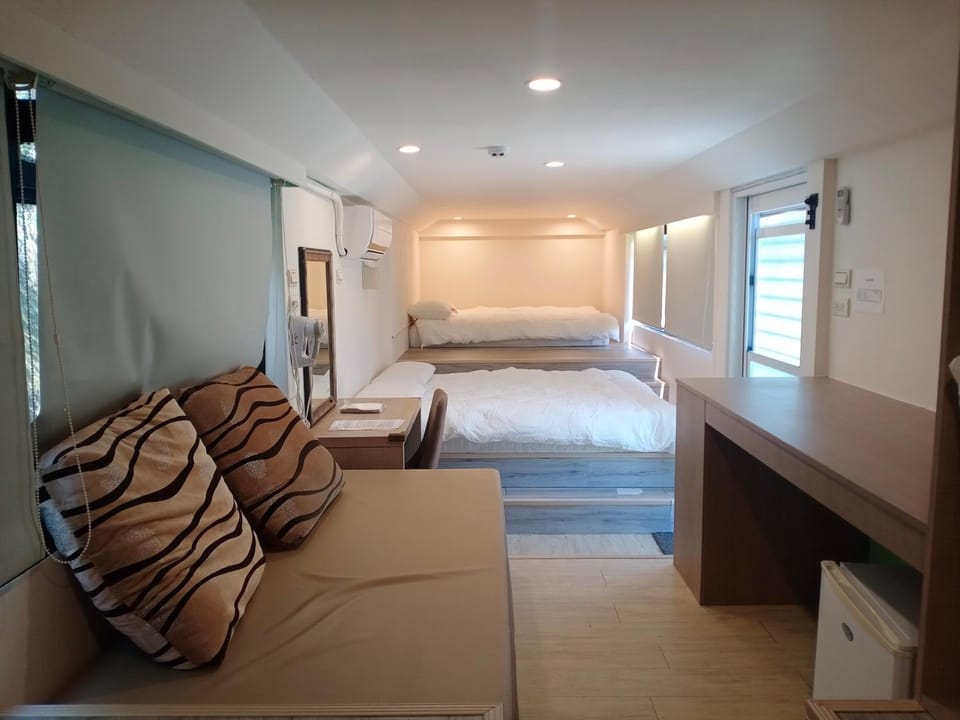 Photo of the whole room, Seating area, Bedroom