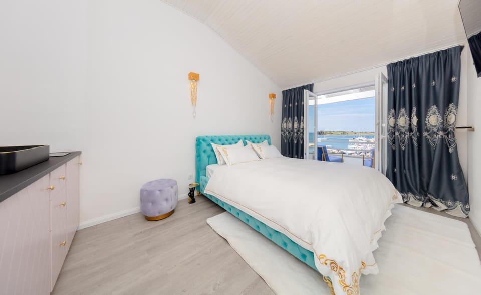 Bed, Photo of the whole room, Sea view