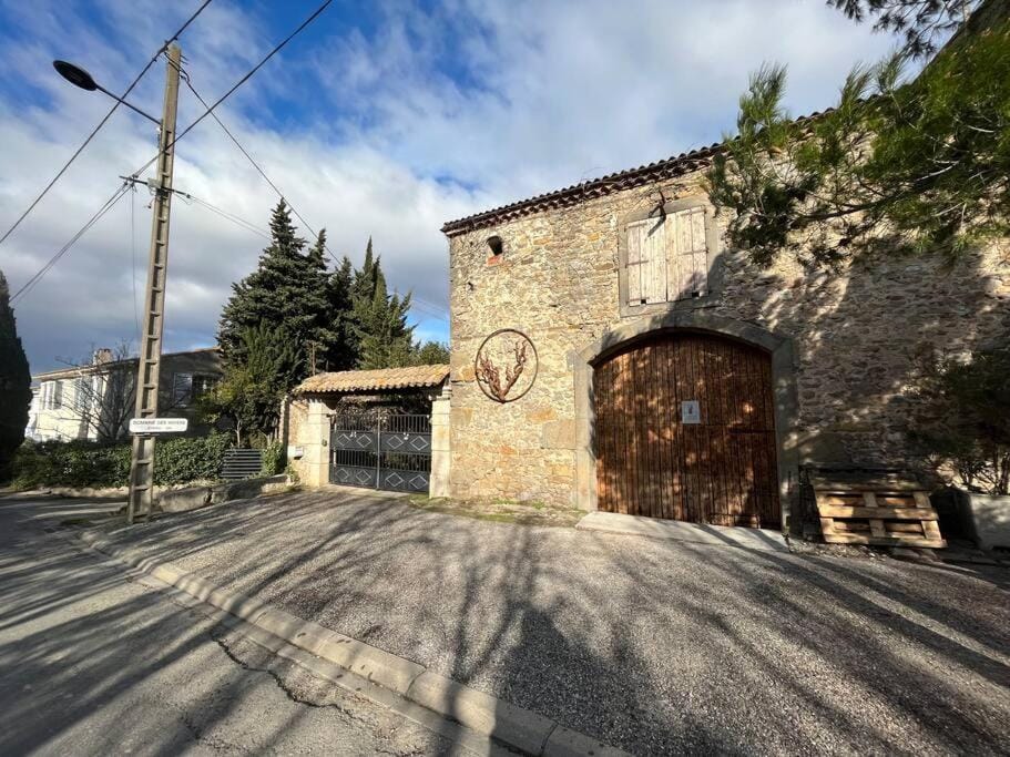 Haut de maison et piscine dans un domaine viticole House in Occitanie