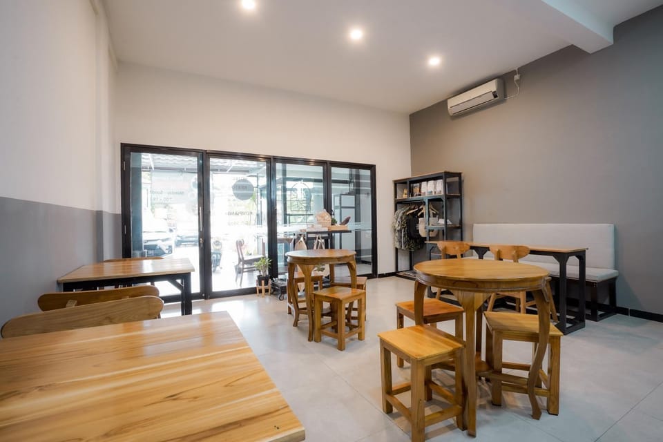 Living room, Seating area, Dining area, air conditioner
