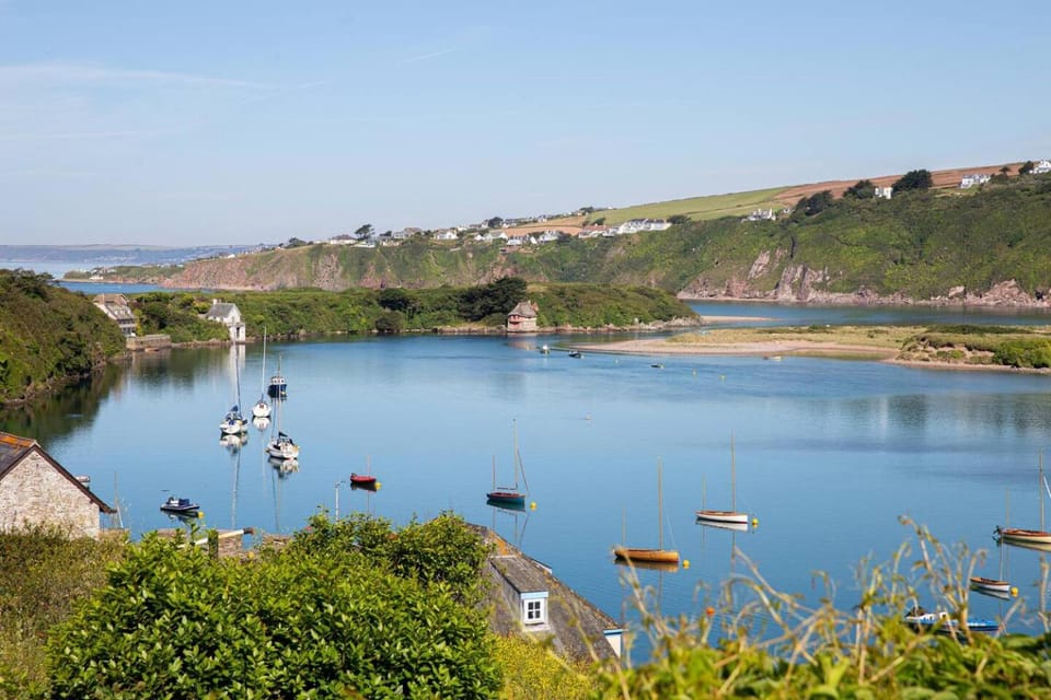 White Horses, Bantham, S Devon - stunning views ! House in England