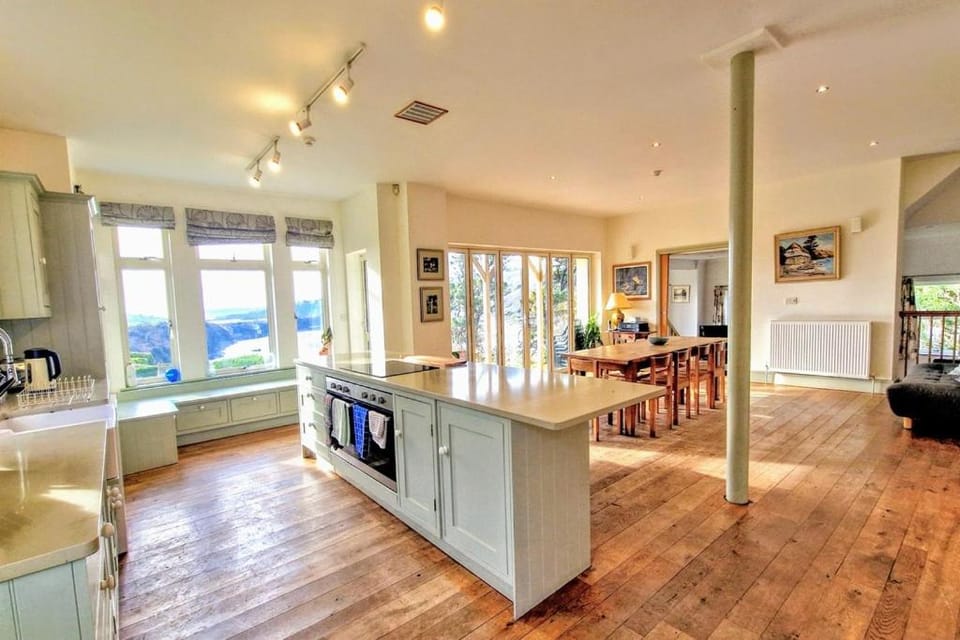 White Horses, Bantham, S Devon - stunning views ! House in England