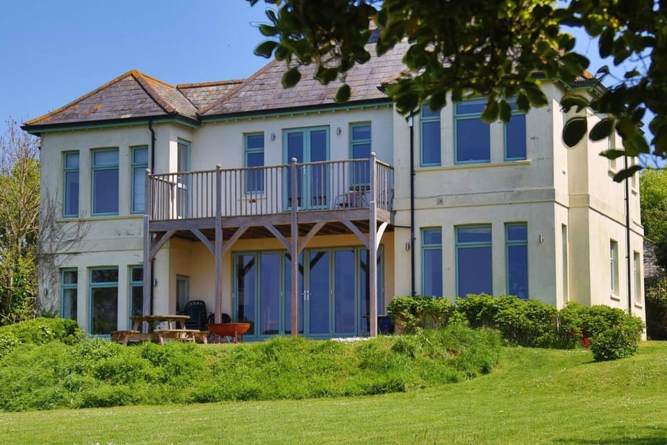 White Horses, Bantham, S Devon - stunning views ! House in England