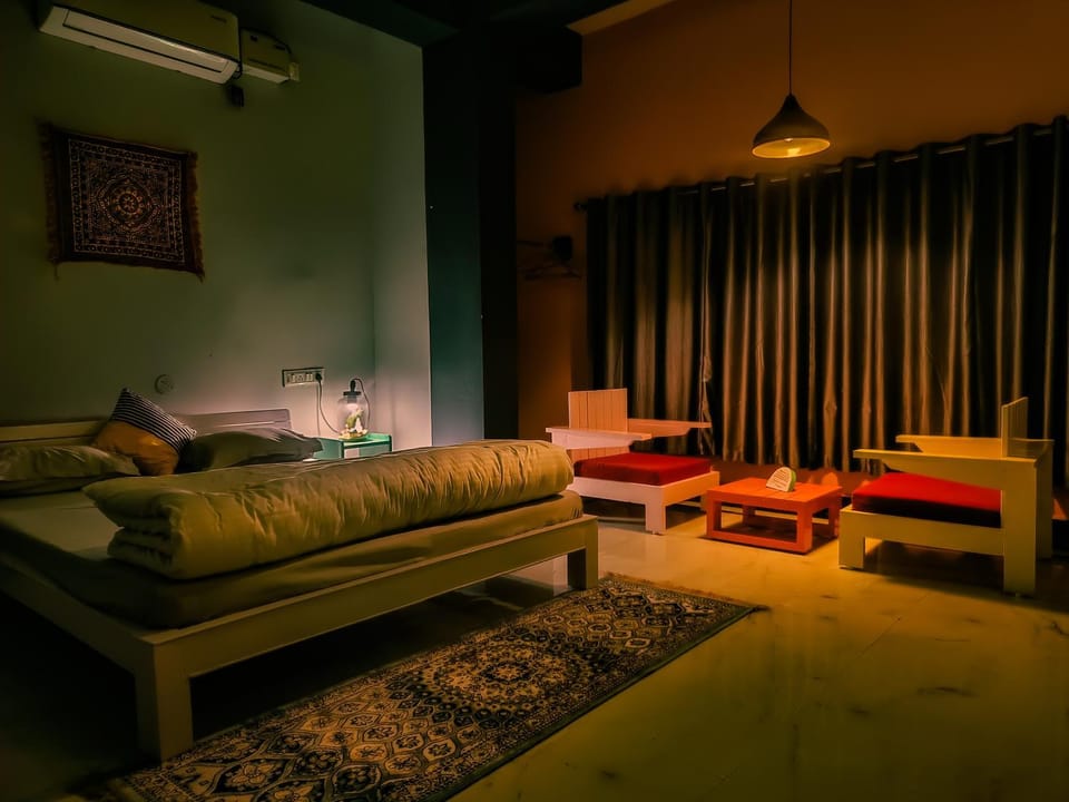Bed, Living room, Photo of the whole room, Seating area, Bedroom, air conditioner