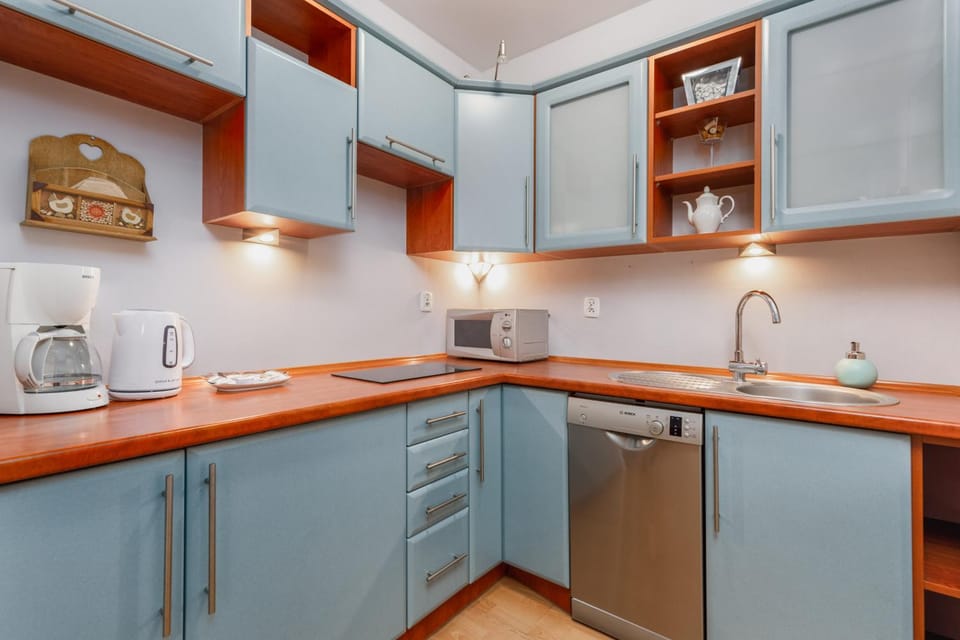 Coffee/tea facilities, Kitchen or kitchenette, stove