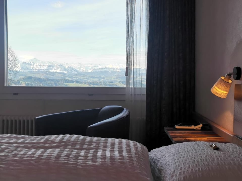 Bedroom, Mountain view