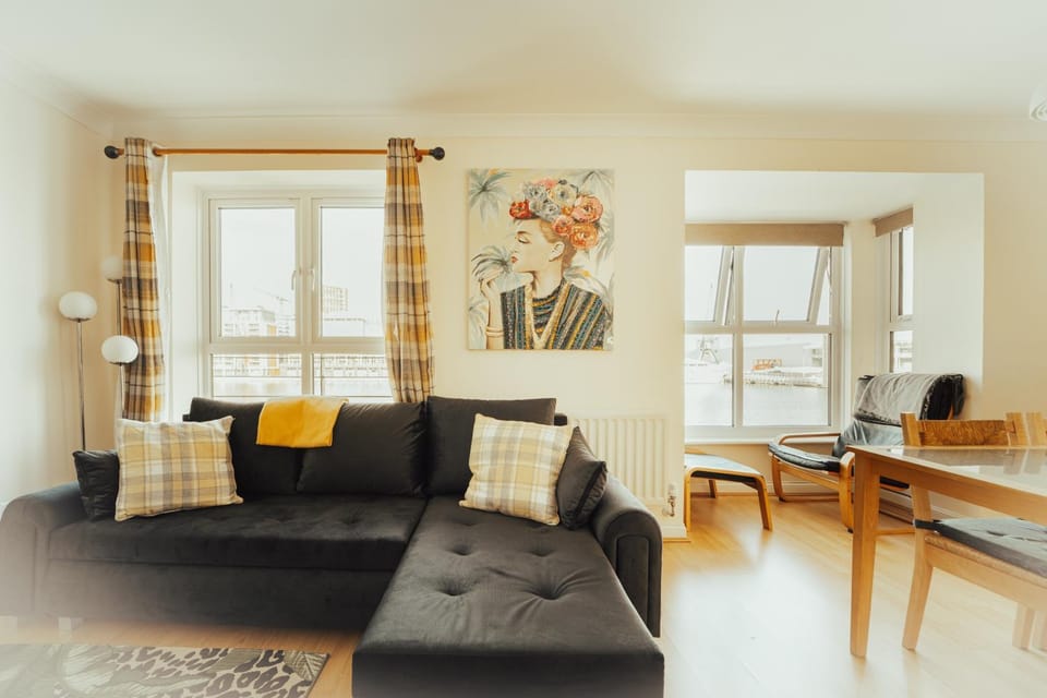 Luxury Riverview 2Bed Apt- 5 mins from Excel London, Canary wharf, 02 Arena - Free Parking - PlayStation 4 Provided Apartment in London