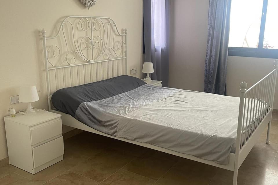 2 Bed Flat-Sleeps 4-Pets-Parking-Marina Duquesa Apartment in Costa del Sol