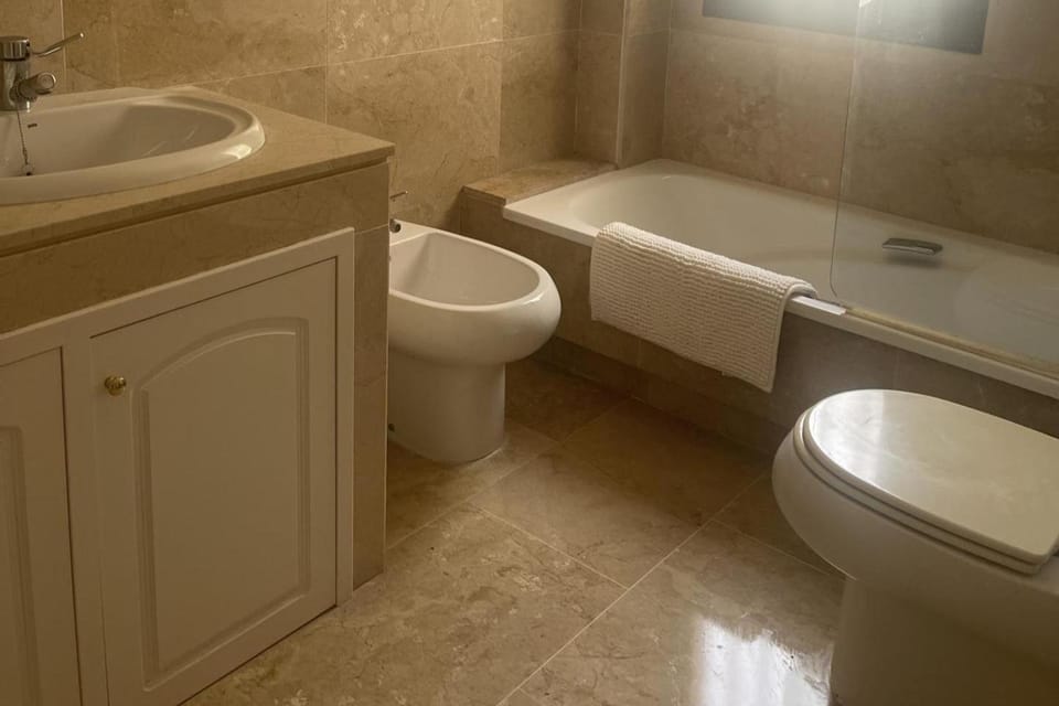 2 Bed Flat-Sleeps 4-Pets-Parking-Marina Duquesa Apartment in Costa del Sol