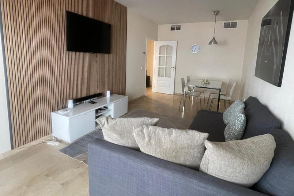 2 Bed Flat-Sleeps 4-Pets-Parking-Marina Duquesa Apartment in Costa del Sol