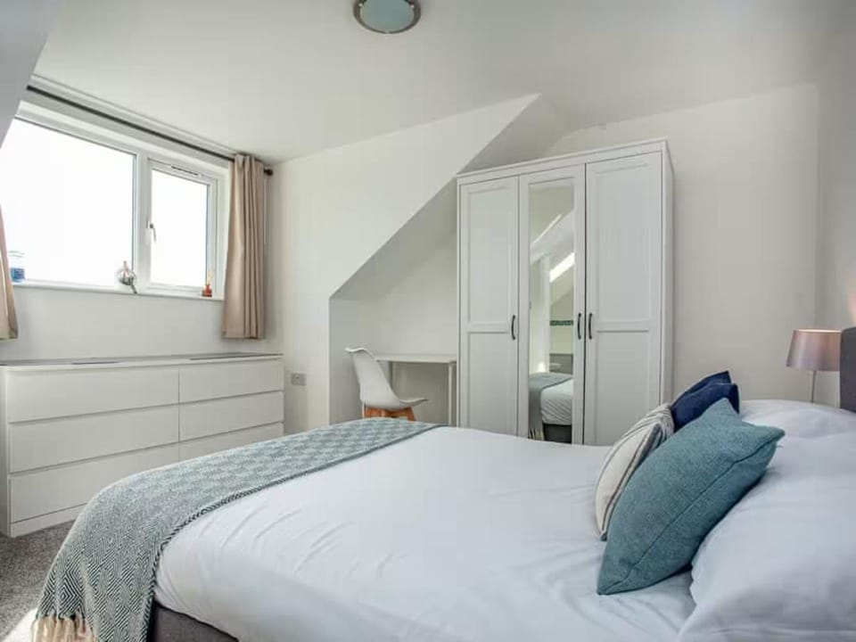 3 Bed House - Sleeps 6 - Parking - Wifi House in Newquay