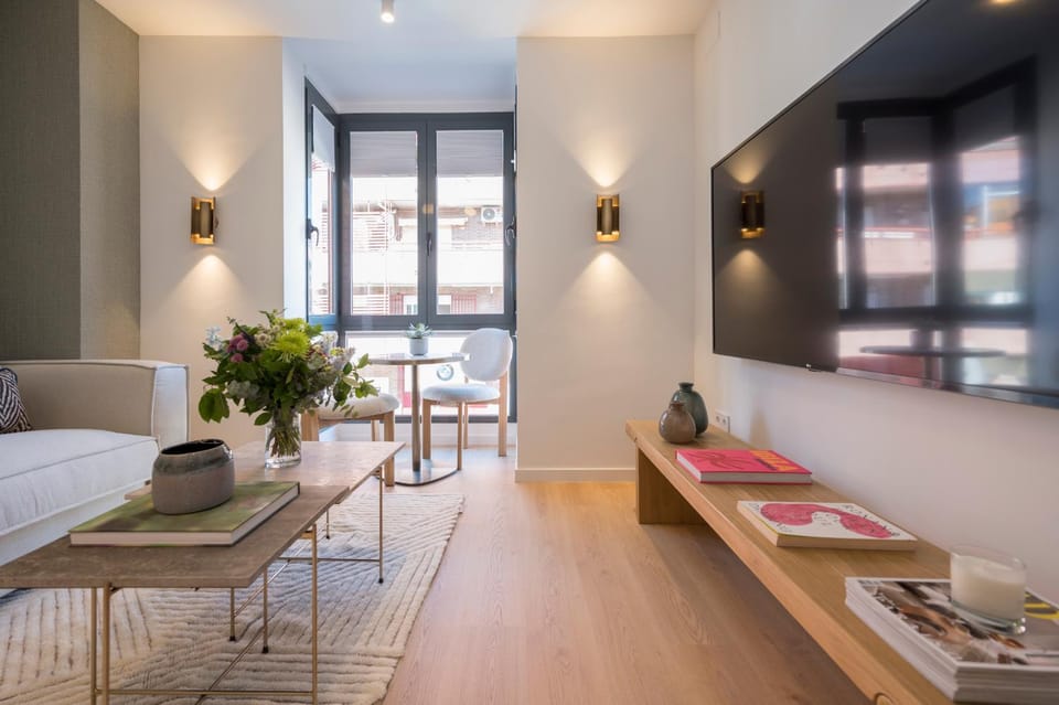 TV and multimedia, Living room, Seating area, Dining area