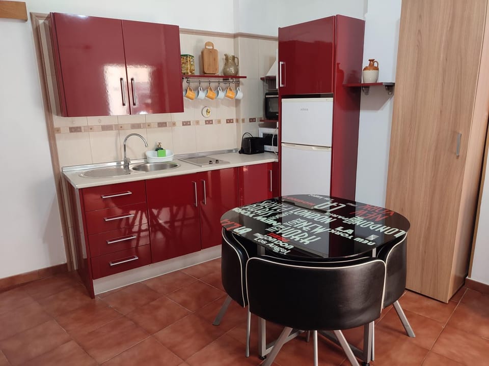 Kitchen or kitchenette, Dining area, minibar, stove