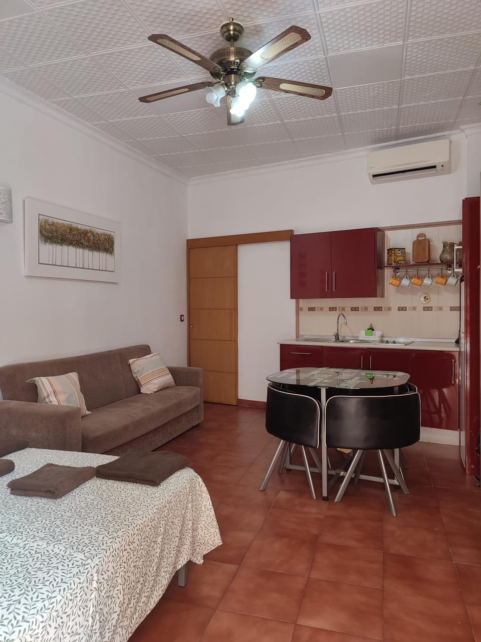 Bed, Kitchen or kitchenette, Living room, Photo of the whole room, Seating area, Dining area, Bedroom, fireplace, air conditioner