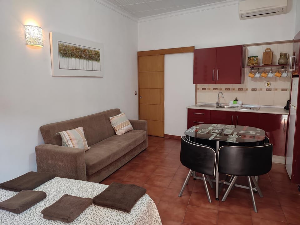 Kitchen or kitchenette, Living room, Seating area, Dining area, air conditioner