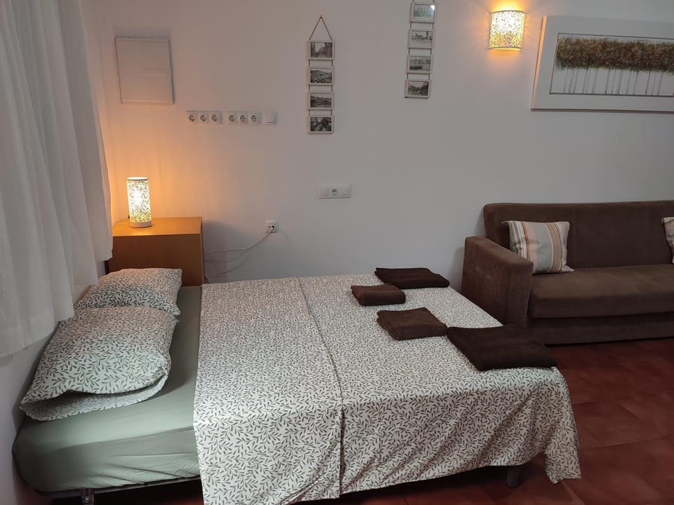 Bed, Living room, Bedroom