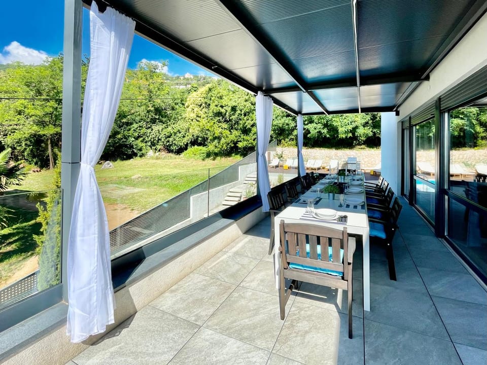 BBQ facilities, Dining area, Sea view, Swimming pool