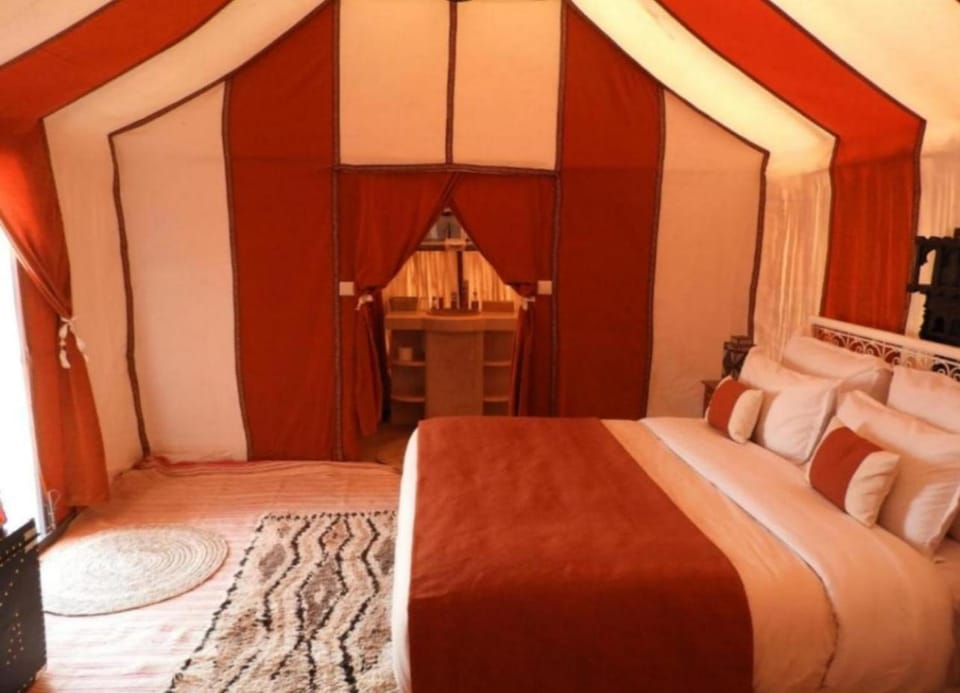 Bed, Living room, Photo of the whole room, Seating area, Bedroom